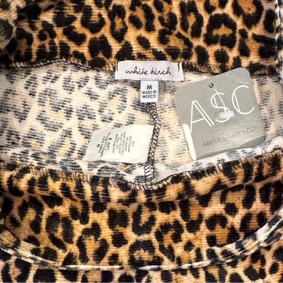 NWT White Birch Size Medium Leopard Print Cropped Leggings - Picture 3 of 5